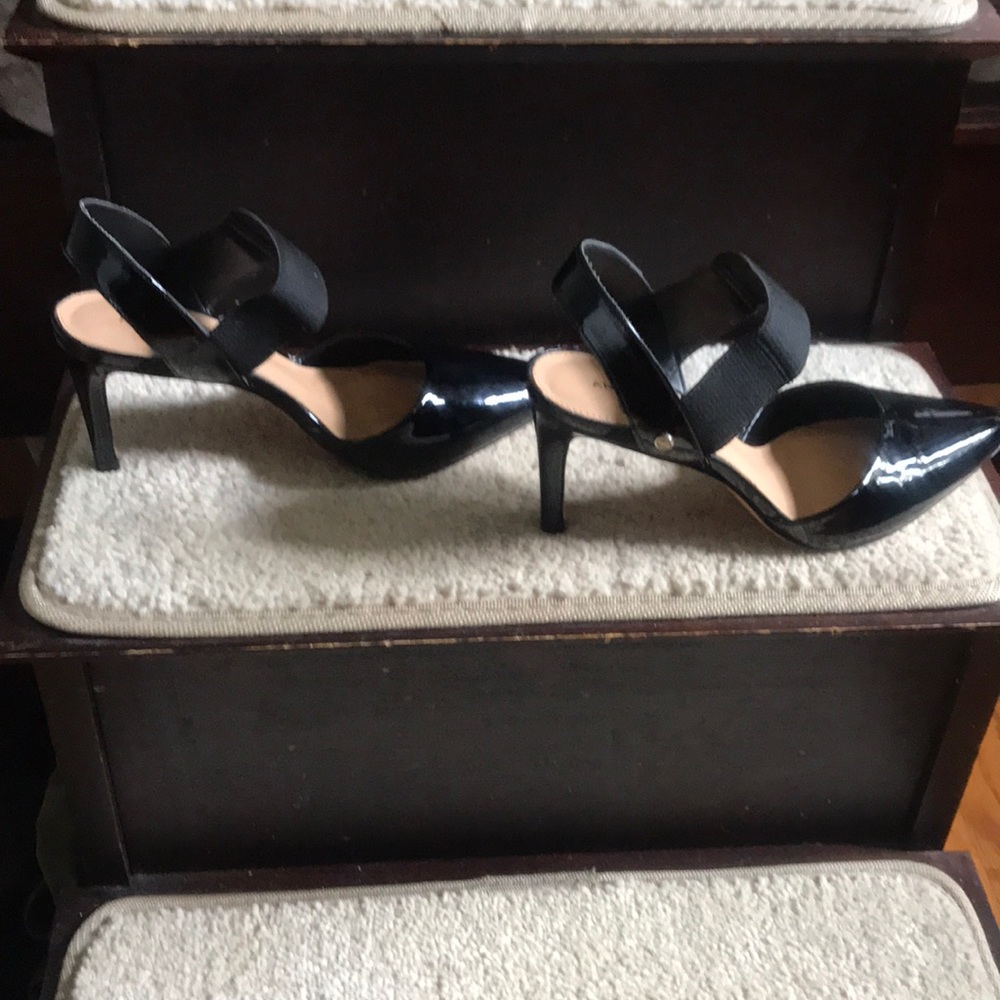 Beautiful pointy toe pumps